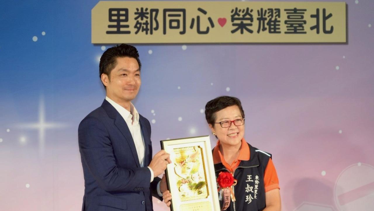 中国台湾省，蒋经国的孙儿蒋万安，参加台北市民政团队联合颁奖典礼。
时间是6月27