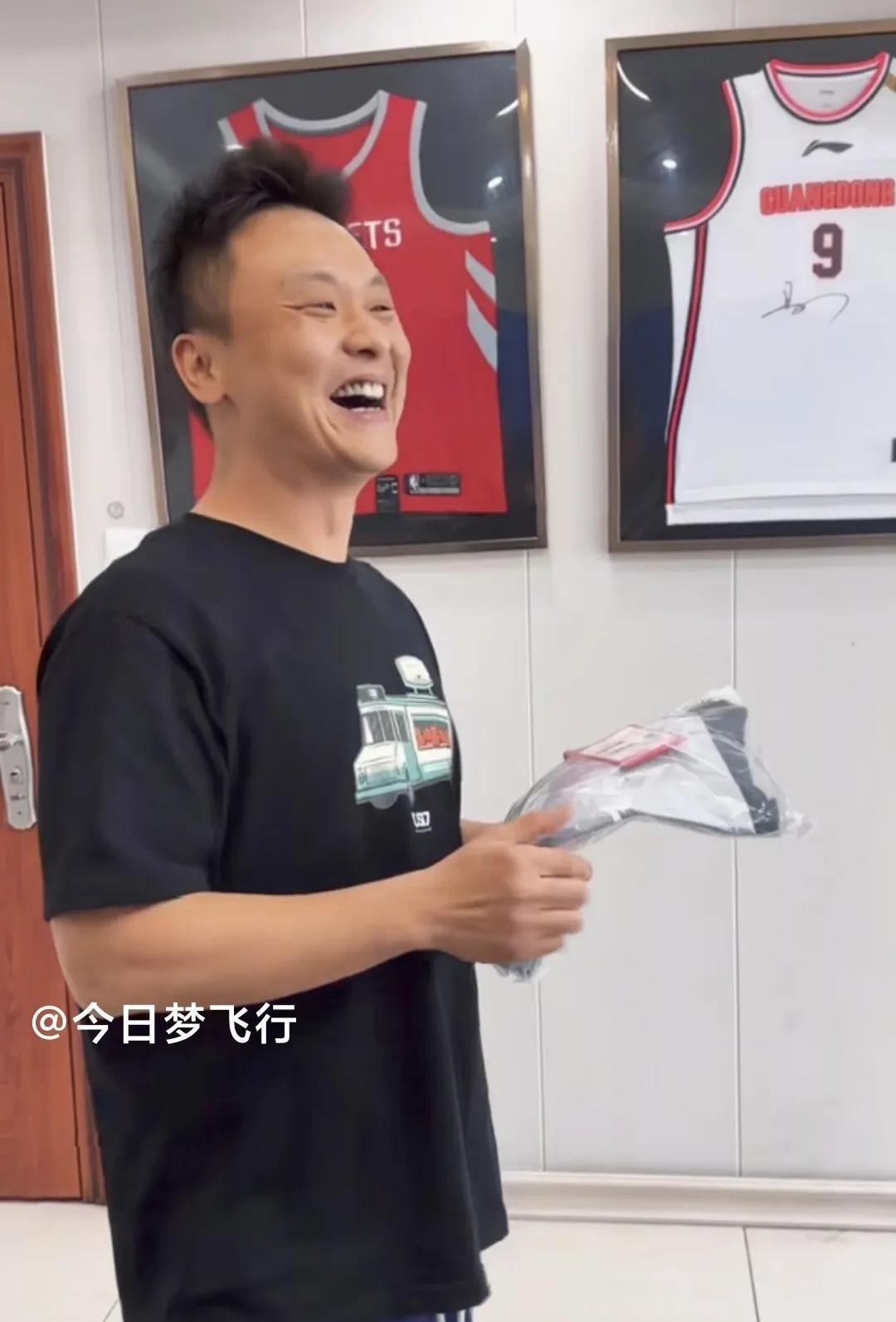 关辛团队在赵睿家开的餐馆搞团建！
日前，广体记者关C傅带着他的“金牌小密探"团队