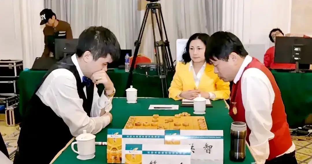 2025录音门是洪智与王天一两个人的一场博弈，牵动着棋迷与粉丝的心！
棋盘上，王