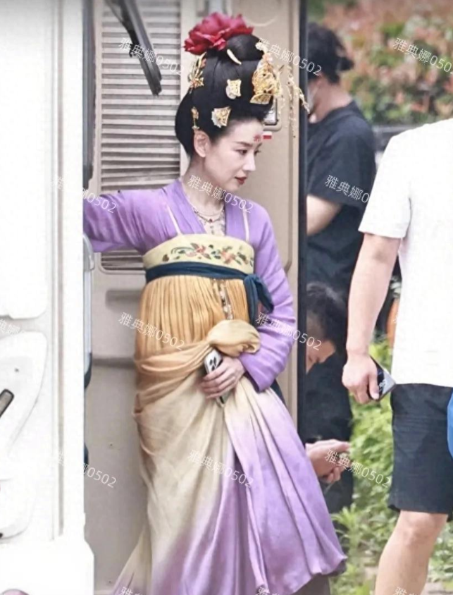 被董洁新的路透造型惊艳了，45岁的她古装好美，气质温婉清丽脱俗