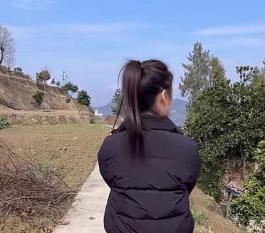 沿着这条小路，我独自前行，感受着大自然的宁静。