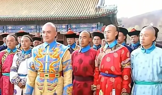 乾隆活的太长，以至于把他中意的继承人都给熬走了…

清朝虽然没有立嫡长子制度，但