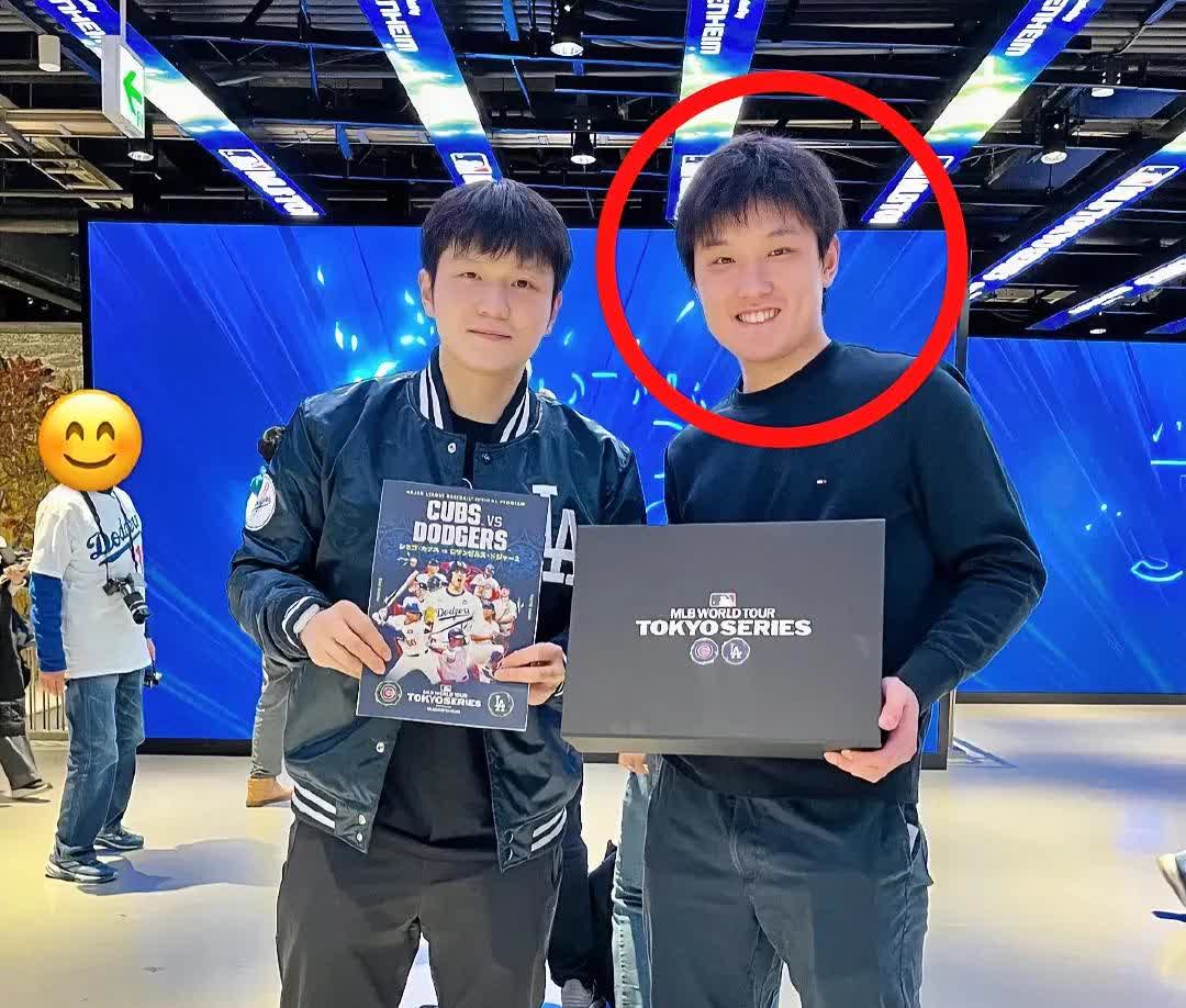 我今天看到樊振东和张本智和的这张合照，我越看越觉得哪里不对劲！

你们瞅瞅看