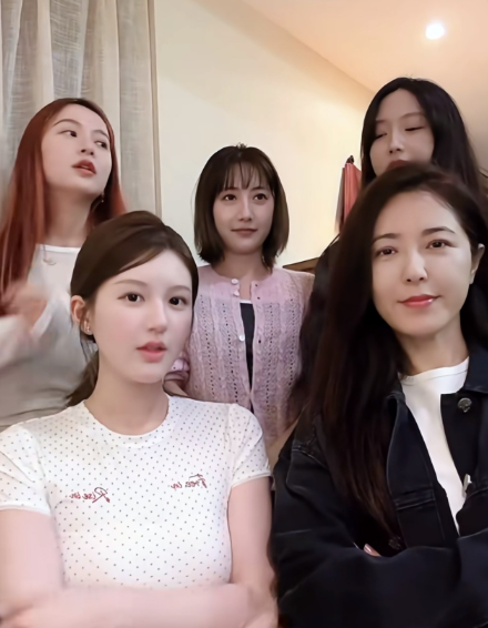 赵露思开心跨年，跳舞技能越来越好了。赵露思跨年串烧跳舞，太嗨了，赵露思你的状态也