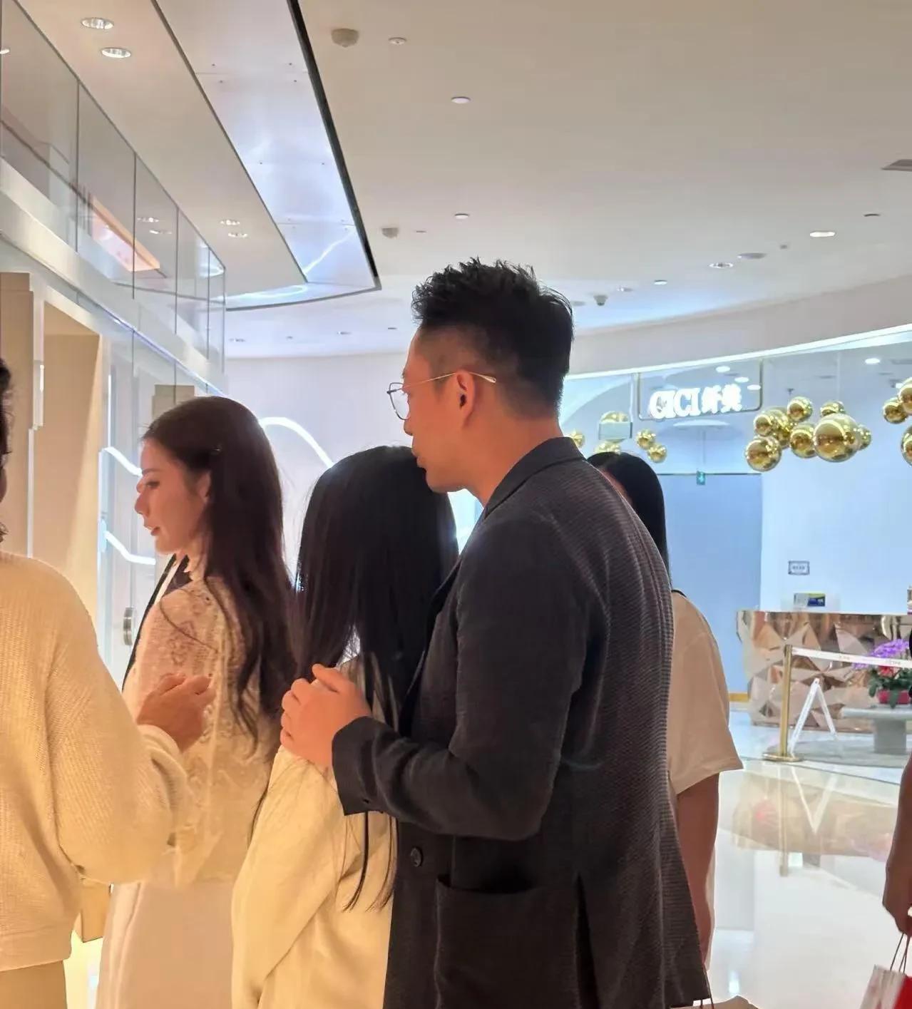 汪小菲俩个孩子终于回到北京了！祝福张兰一家，汪小菲搂着一双儿女很幸福！这“迟来团