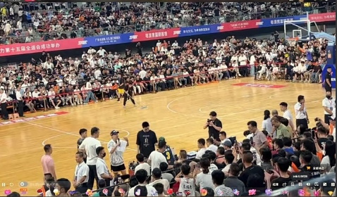 广东全运男篮51-50澳门黑熊队，半场结束后，没有上场的胡明轩与现场的MC抽奖送