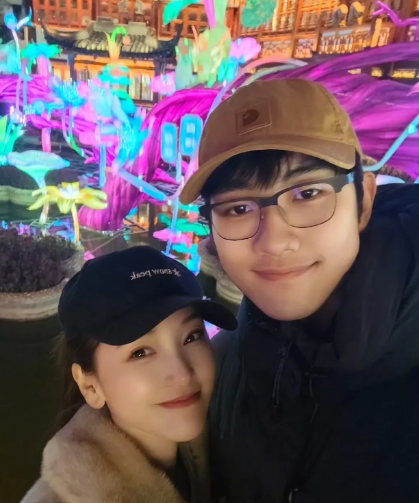金莎在社交平台晒出和男朋友的合影，高调秀恩爱，并配文：

上海过年期间真的冷爆炸