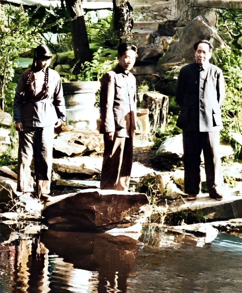 1949年，毛泽东与毛岸英、刘思齐在香山双清别墅的珍贵合影，这样的镜头还是第一次见。 ​​​