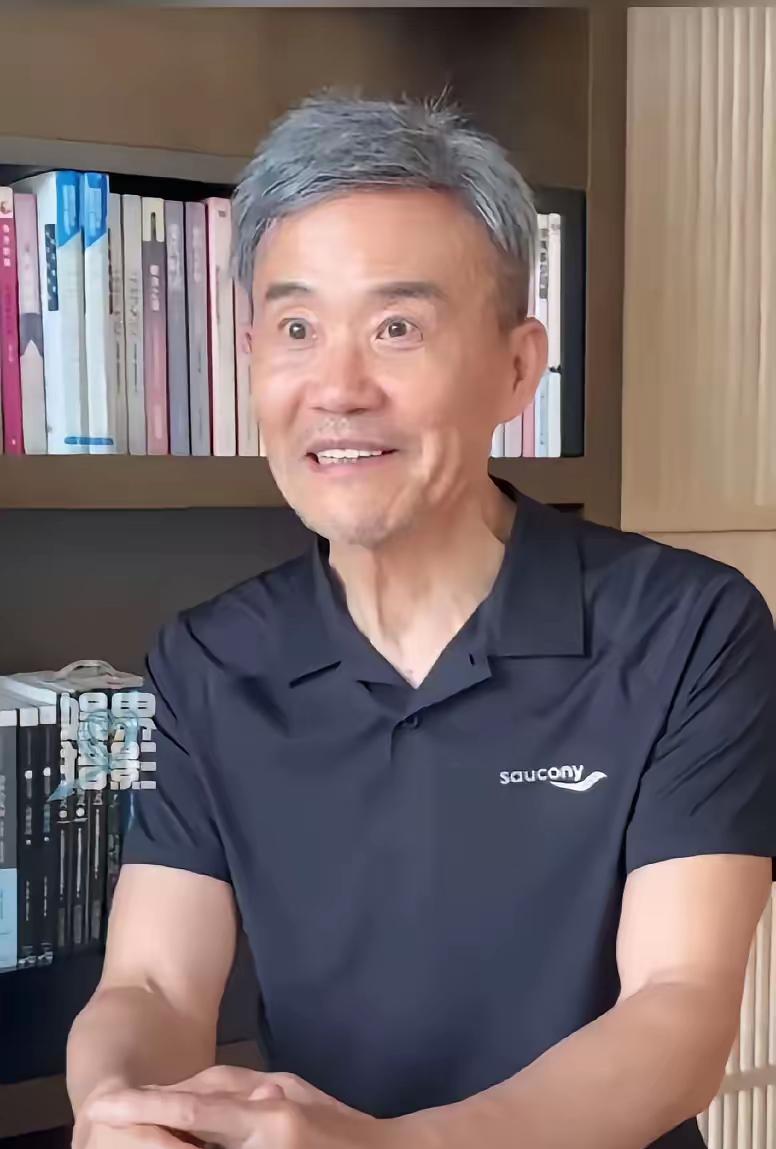 王石自打娶了新老婆，真是越来越像老头了！
头发植了，双眼皮开了，可就是藏不住老人
