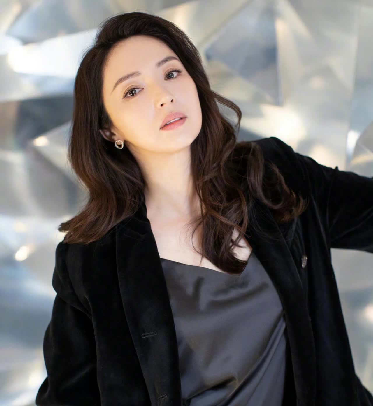 怪不得佟丽娅在董璇婚礼上不开心，原来她早就忠告过董璇，从一个火坑跳到另一个火坑。