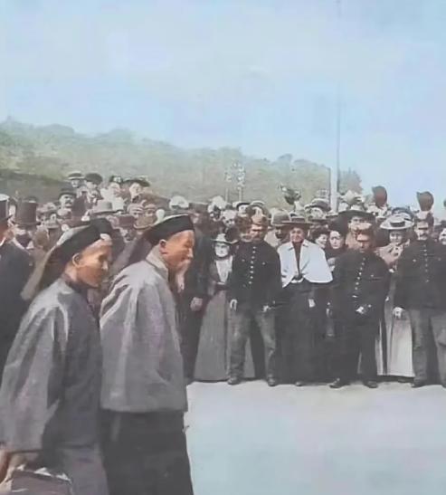 1896年，李鸿章大摇大摆地跑到美国，想要给美国人瞧一瞧他的中国风。他特意穿上了