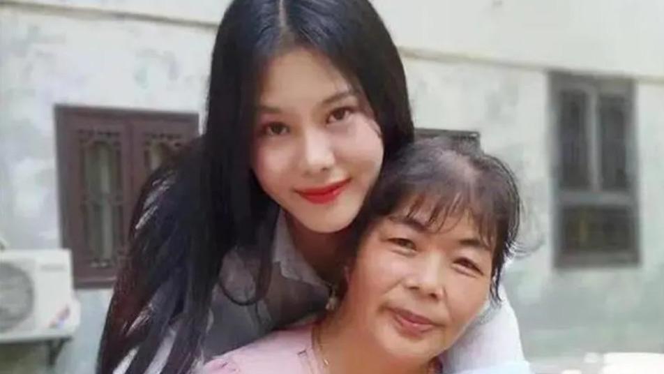 她替逝去男友还债60万被嘲"恋爱脑"，但她的选择值得尊重！