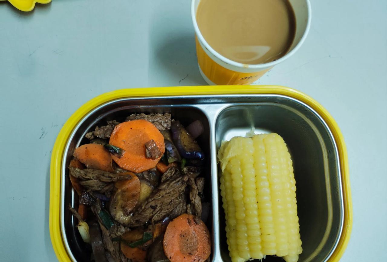坚持减脂十六天
自己做早餐第十三天
牛肉茄子胡萝卜+半个玉米+麦当劳鲜萃咖啡，（