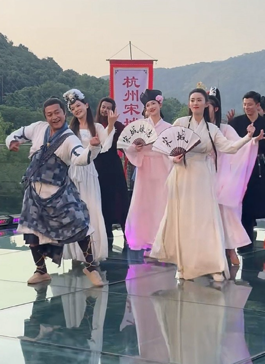 人还是得多存钱 ​​​。。。
