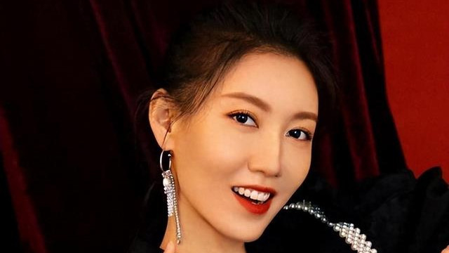 她是靳东亲妹妹，出道25年零绯闻，拒绝过苏有朋追求嫁普通