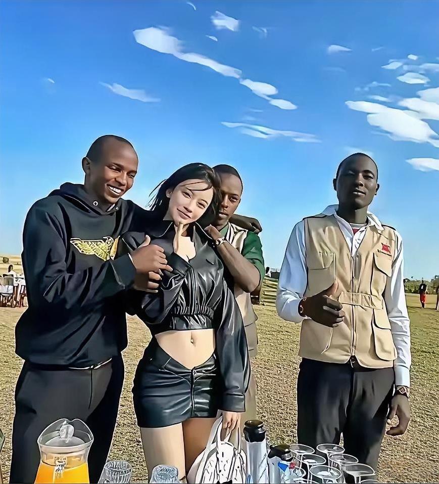 这个女孩长的很漂亮，但脑子进水了。
与这样的一群人混在一起，这是想干什么呢？
有