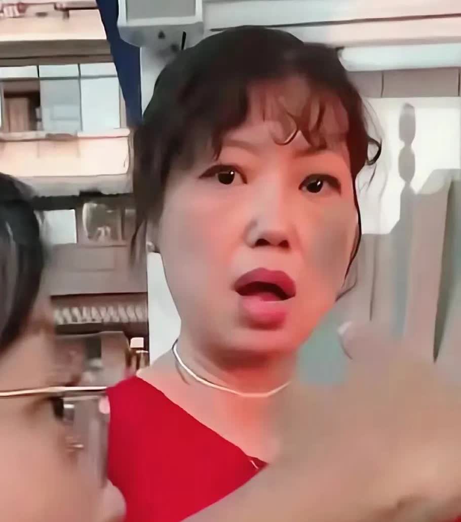 大快人心！

经过红衣女子这么一闹，洪崖洞开始对这种拍照宰客的现象进行长时间