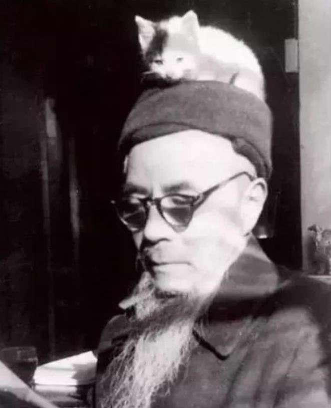 1946年的一个深夜，钱钟书又爬上房顶打林徽因的猫，梁思成有点生气：“钱教授这样