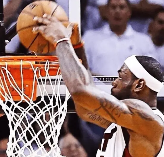 詹姆斯真能跳啊

美媒NBA Memes今日晒出詹姆斯效力热火期间的平框暴扣照片