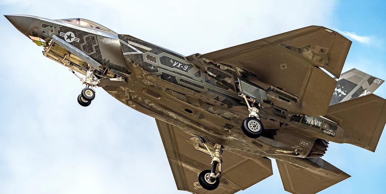 美国海军第9空中测试与评估中队(VX-9)的第二架“铬金属”（"Chrome"）