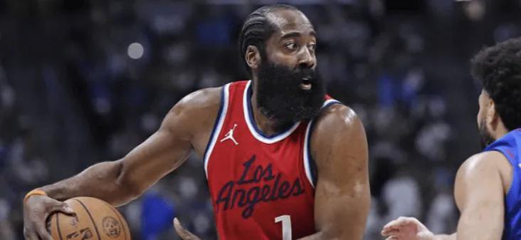 美媒认为：哈登可能拥有NBA历史上最好的前队友。
他们还列出了一套队友最佳阵容：