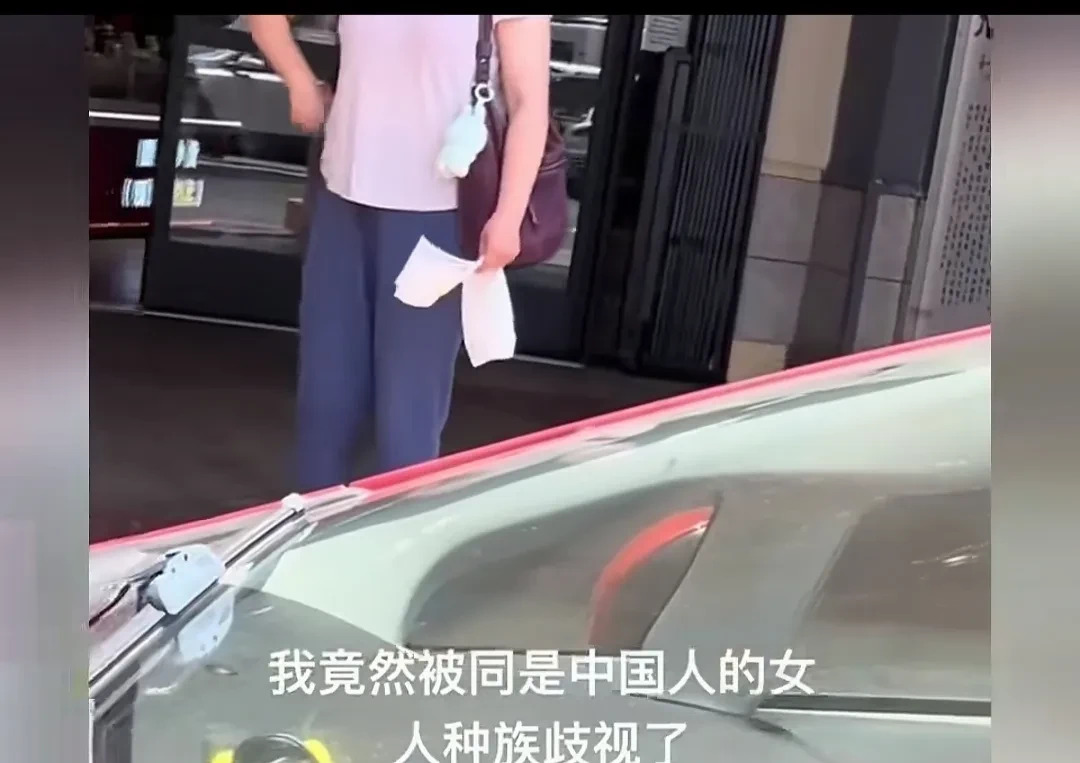 在异国他乡，两个华人女子当街对骂，互斥对方“滚回中国”，却都不愿承认自己是中国人