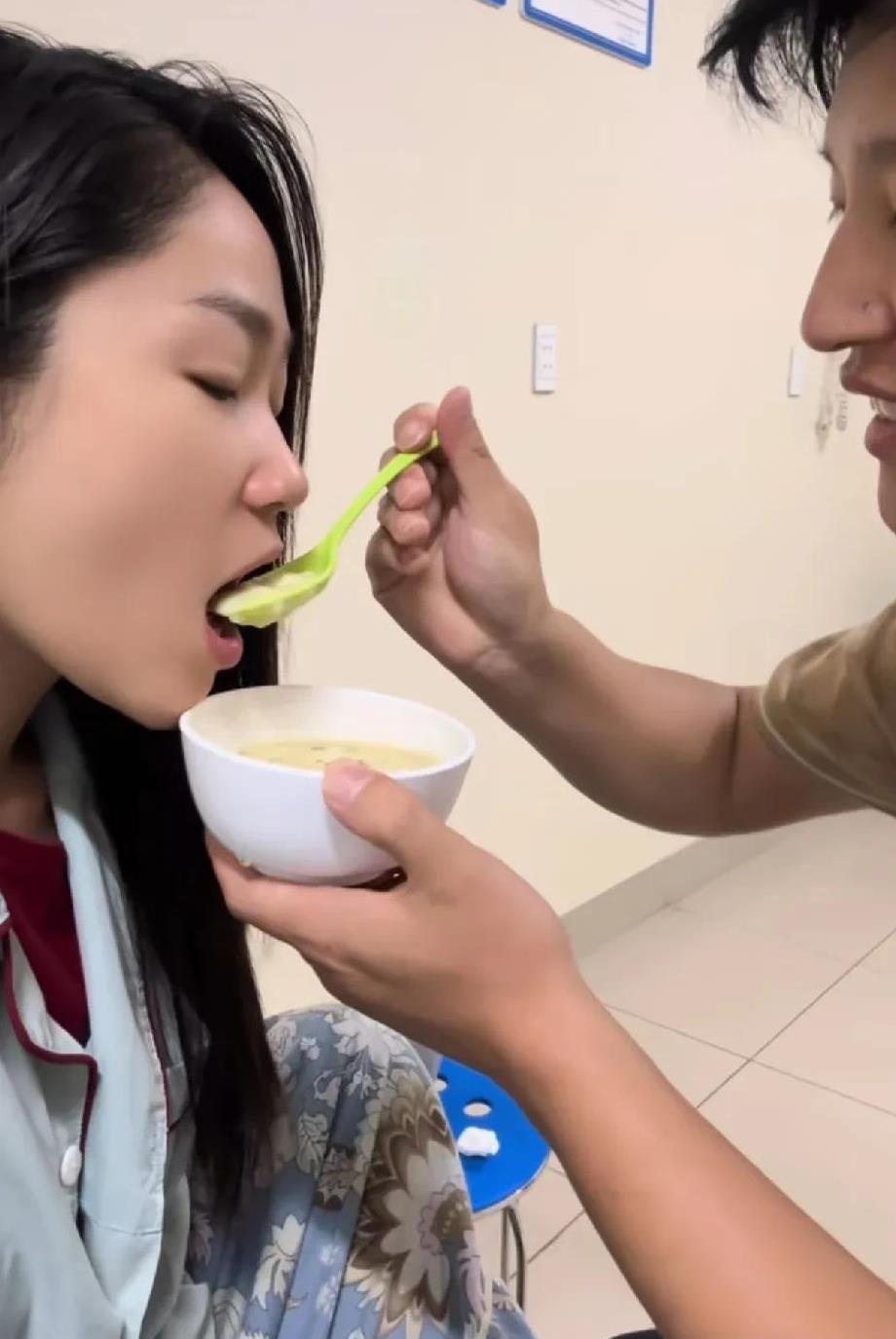 病床上，小松喂秋秋吃饭，秋秋吃一口就转头对着镜头笑，一脸甜蜜！
这狗粮撒的，生怕