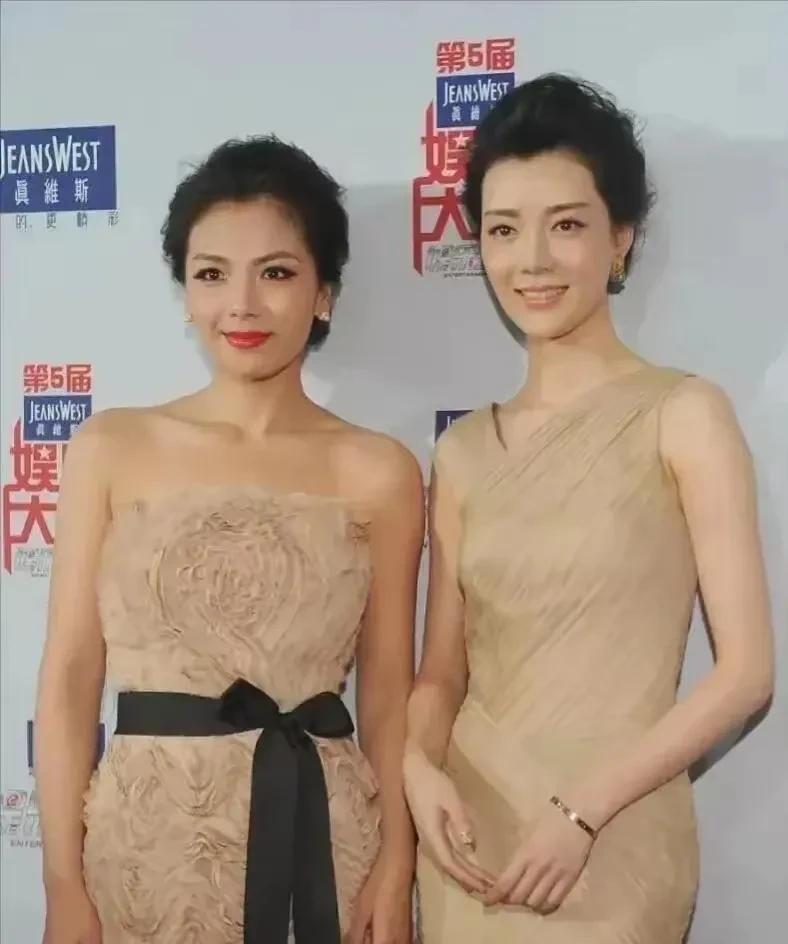 刘涛长得挺漂亮，但就是没车晓那么高挑，气质也差了点儿，看起来就跟路人似的。皮肤稍