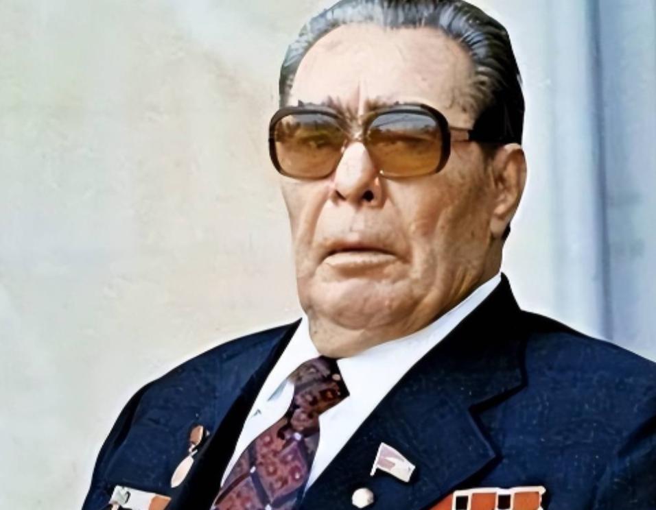 勃列日涅夫死的那天，没人惊讶，保镖梅德韦杰夫站在卧室门口，看着床上的躯体一动不动