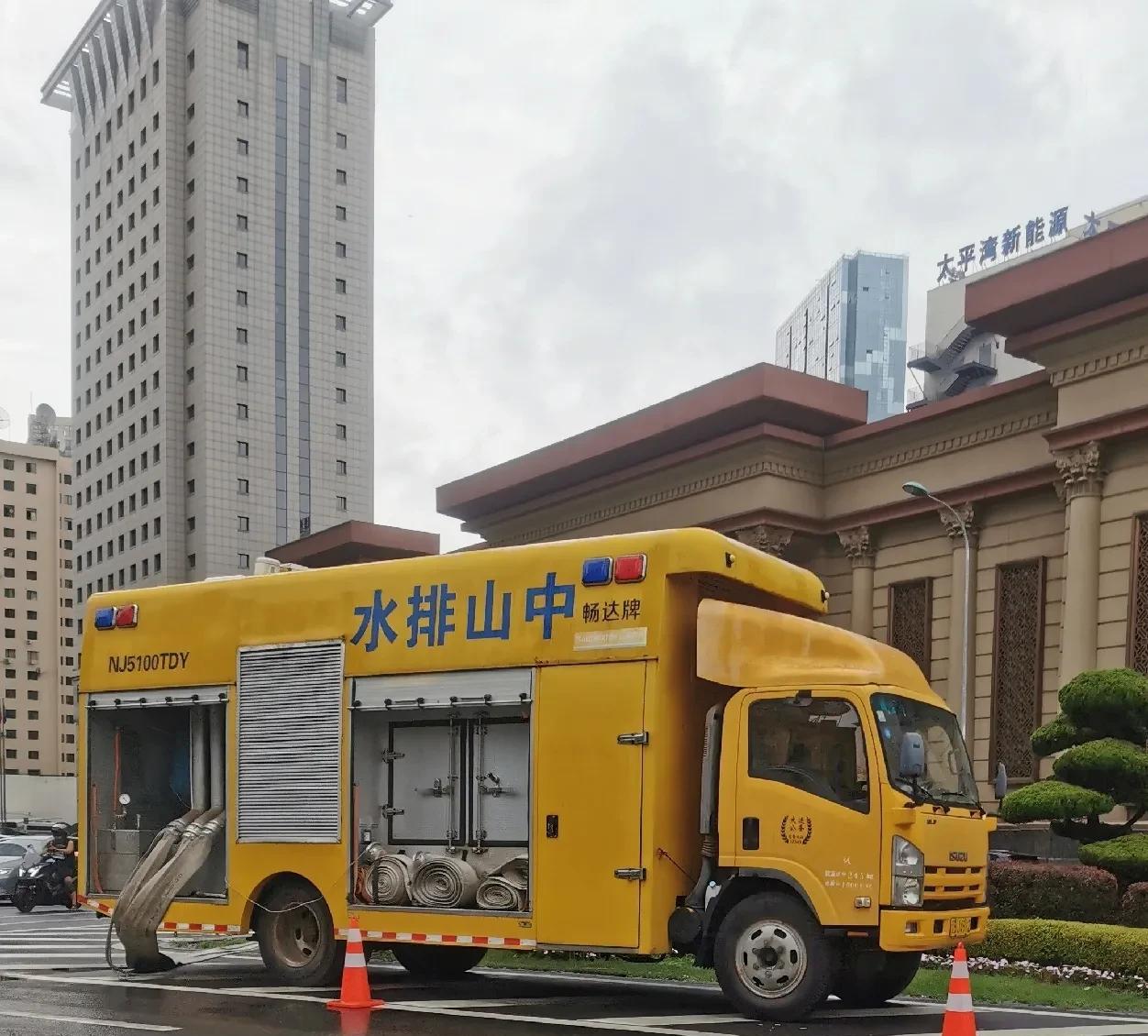 时刻准备着……
可千万别认为，昨天大连主城区只飘了几个雨点儿，这场雨就飘走了！
