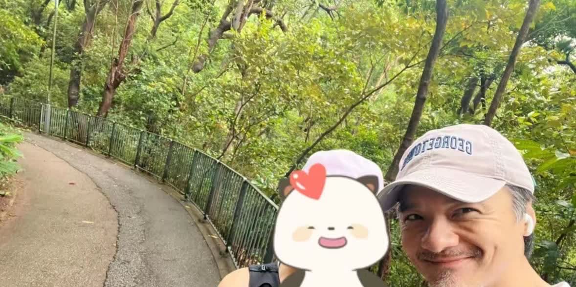 在香港爬山居然能偶遇冯德伦，这运气也是没谁了！冯德伦他两鬓斑白，但状态好还特别 
