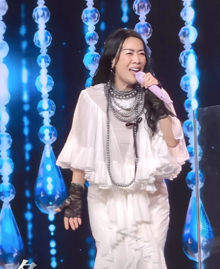 那英，果然年轻时不显年轻、老了不显老，57岁的那英发量真让人羡慕，这个年龄头上还