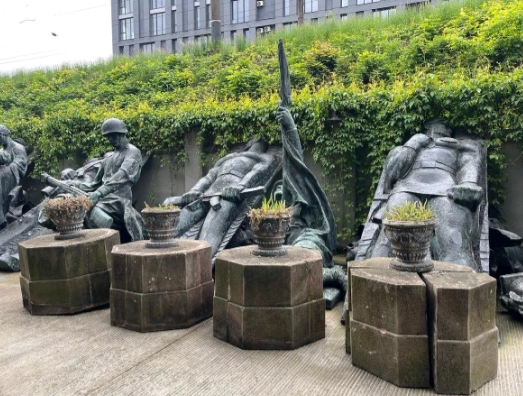 塔斯社消息，俄联邦国家杜马议员，国际事务委员会主席斯卢茨基表示，破坏苏联红军烈士