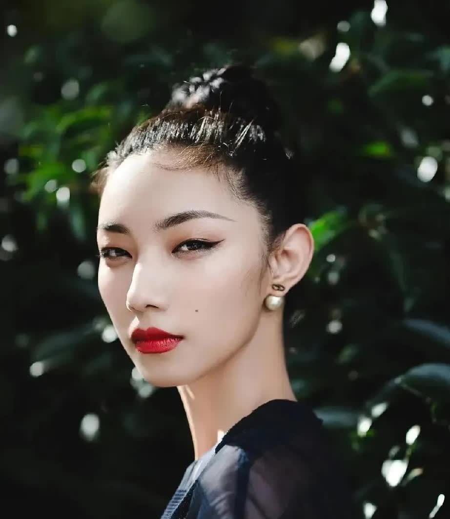 那尔那茜啊
我给你一个忠告！
你现在要做的，不是退出娱乐圈，而是转移阵地去老