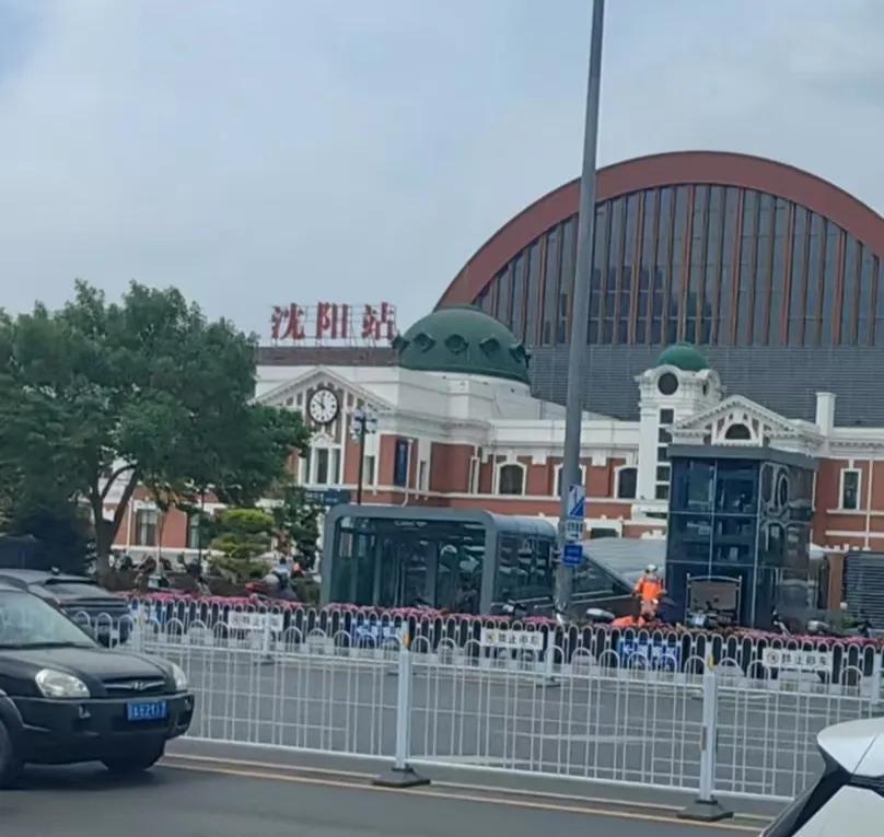 这张图片是老战友王伟昨天驾车途径沈阳火车站顺手拍照，又顺手在等信号的时候发给了我