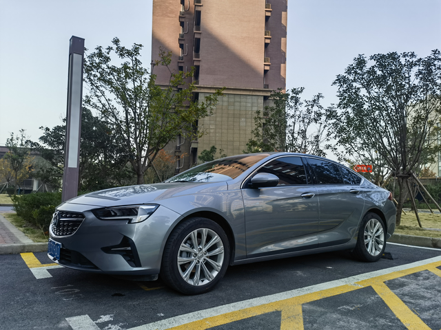 都说有个破君威
买来一年跑了一万八
表显综合油耗7.6
保养2次
剐蹭也不少
前