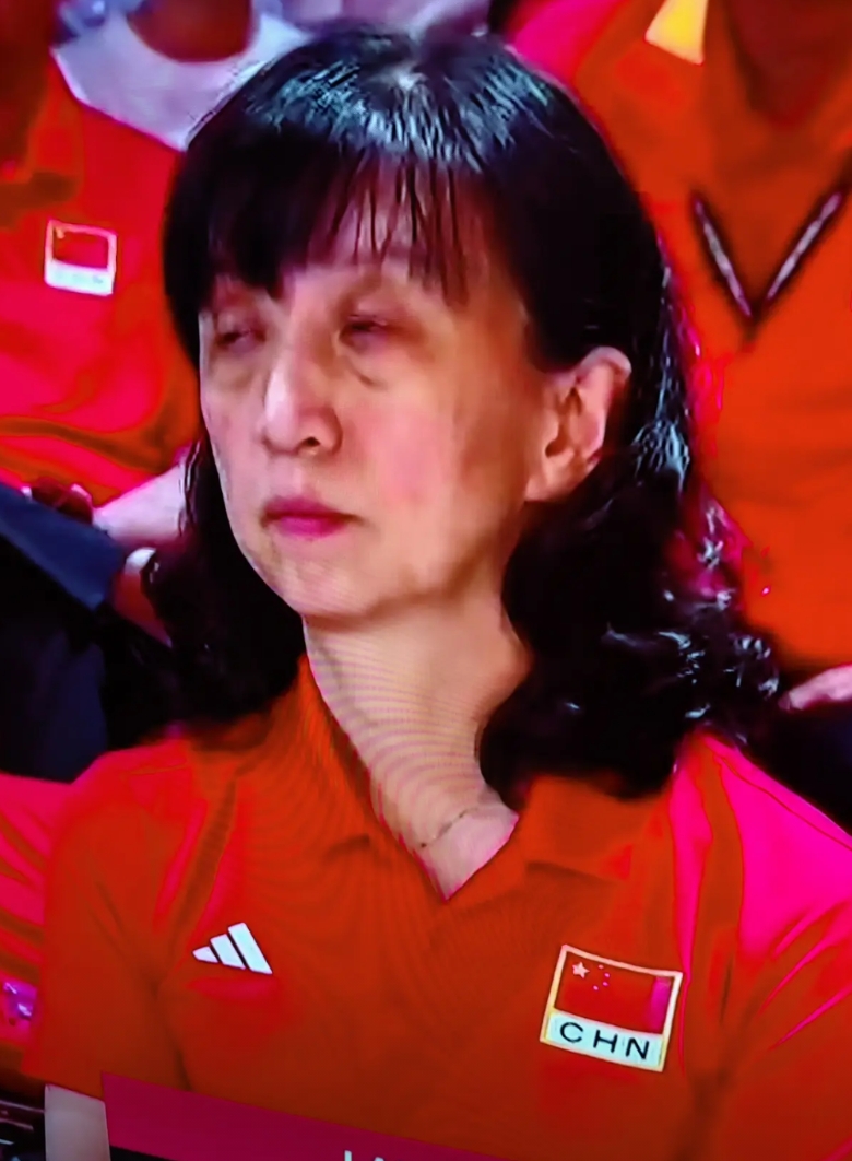 中国女排两次大赛失利，赖亚文两幅表情如出一辙，说明了什么？
第一次，中国女排世联