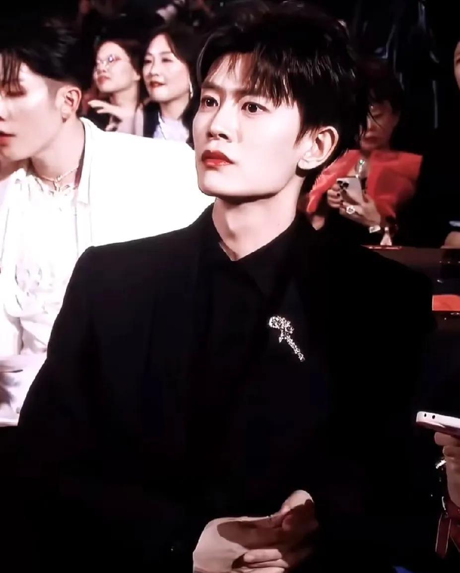 #你为什么喜欢看任嘉伦的剧#
喜欢看任嘉伦的剧，是因为他每部剧演得都非常用心，代