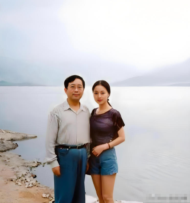 这是拍于二十多年前，余秋雨和马兰的一张合影。年轻时的马兰长相漂亮，美得惊为天人，
