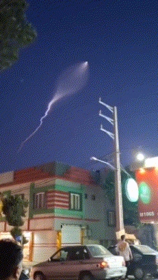 伊朗超重型导弹划破夜空，出现罕见“锥形轨迹云”
