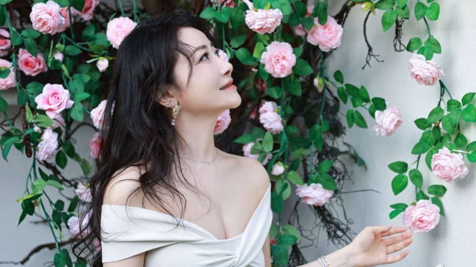 惊艳！陈紫函如花仙子般冻龄，身材曲线让人羡慕！