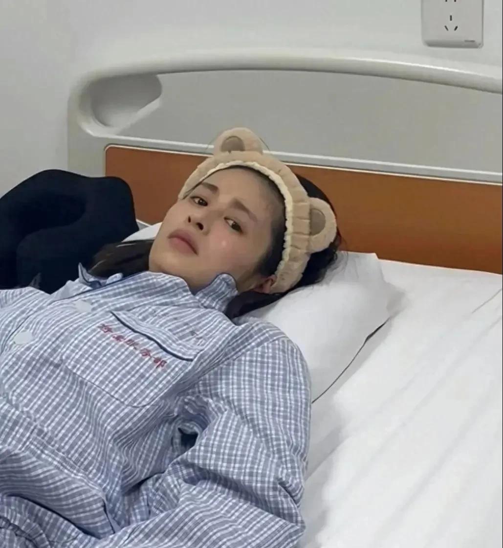 颖儿出院报平安！锁骨肋骨根根分明