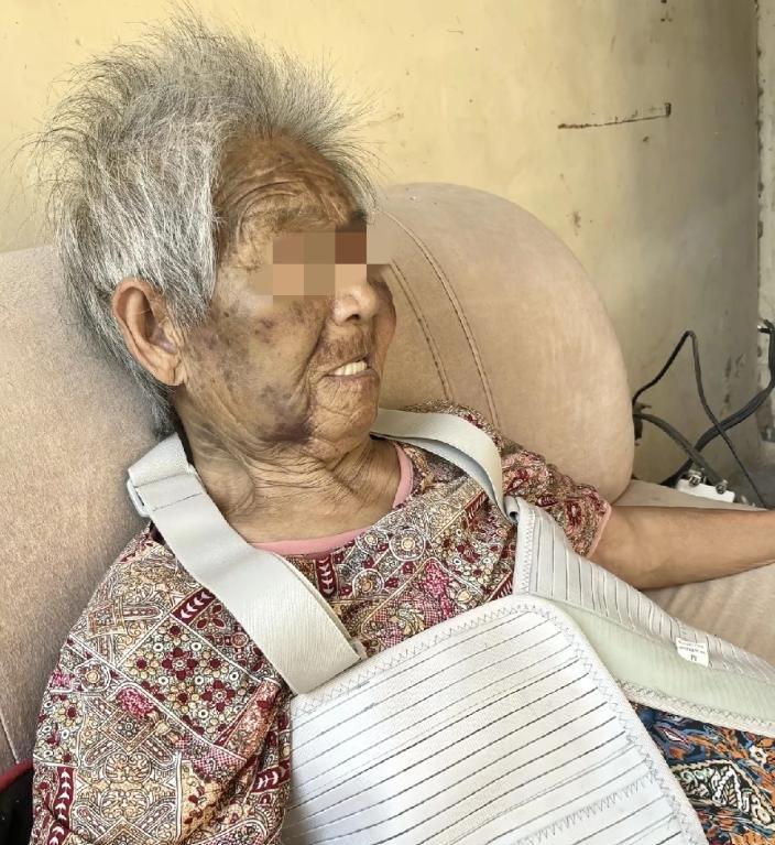 山西，凌晨三点左右，一位八旬老人在养老院遭院长的妈妈殴打到天亮，还威胁老人不让给