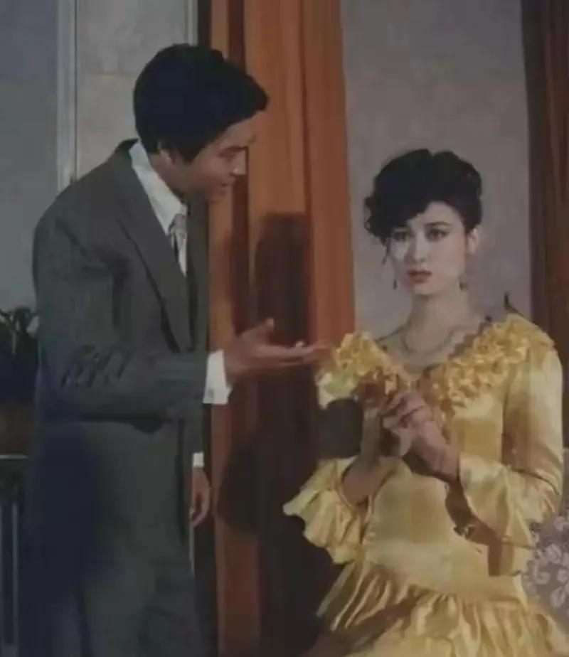 1933年8月的夜晚，上海吴淞口外，四个男子将一个挣扎的麻袋，抛入江中。
这被上