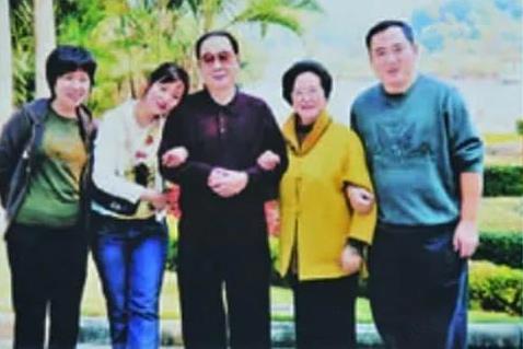 2007年元旦，深圳洋溢着新年的热闹气息。李鹏夫妇与儿子李小勇一家相聚于此，共同