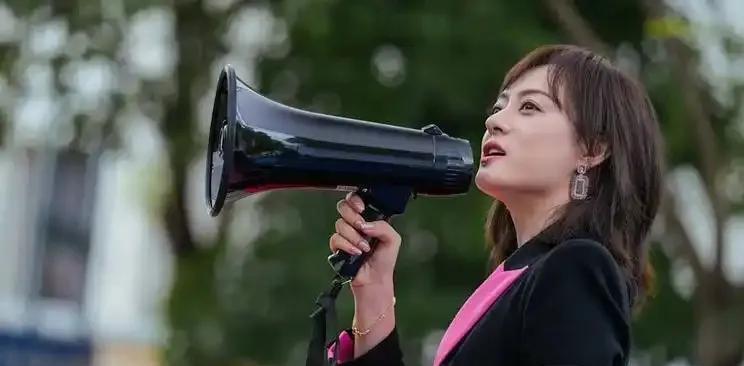 在电视剧《蛮好的人生》中，孙俪饰演的胡曼黎是一位自信干练的职场女性。她业务能力强