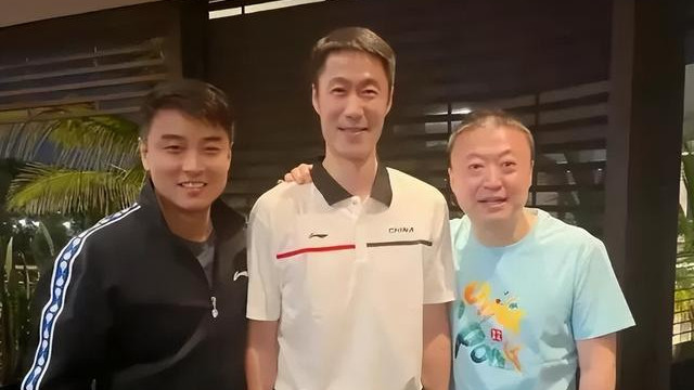乒协举办代表大会，马龙只能站角落，王励勤在C位，刘国梁却消失