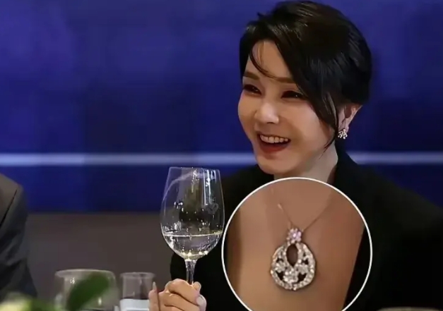 尹锡悦的媳妇被拘！很大一个原因是左边的老头给她送礼，然后现在又把她供了出来！而第