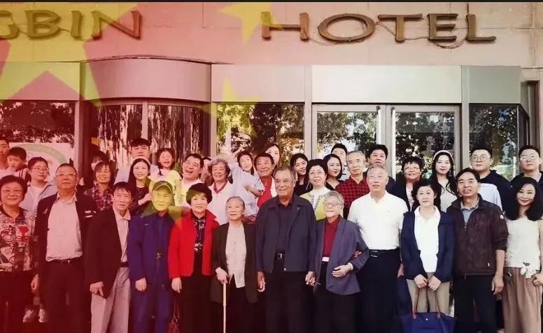 2022年，林育英的儿子95岁的林汉雄，和堂妹80岁的林豆豆，及其他亲属友人合影