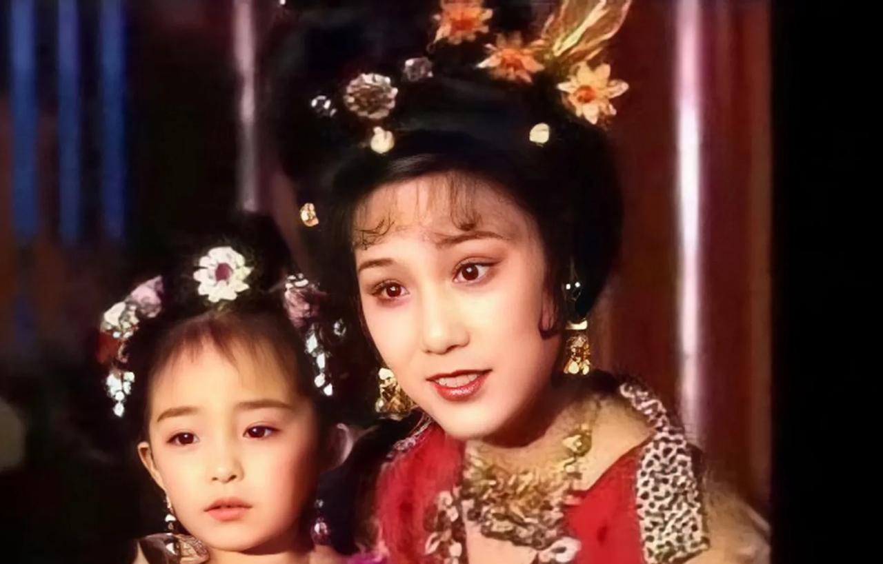 她们5个，都是童星出道，起点高度不一样，长大后也天差地别，你喜欢谁？
1.杨幂，